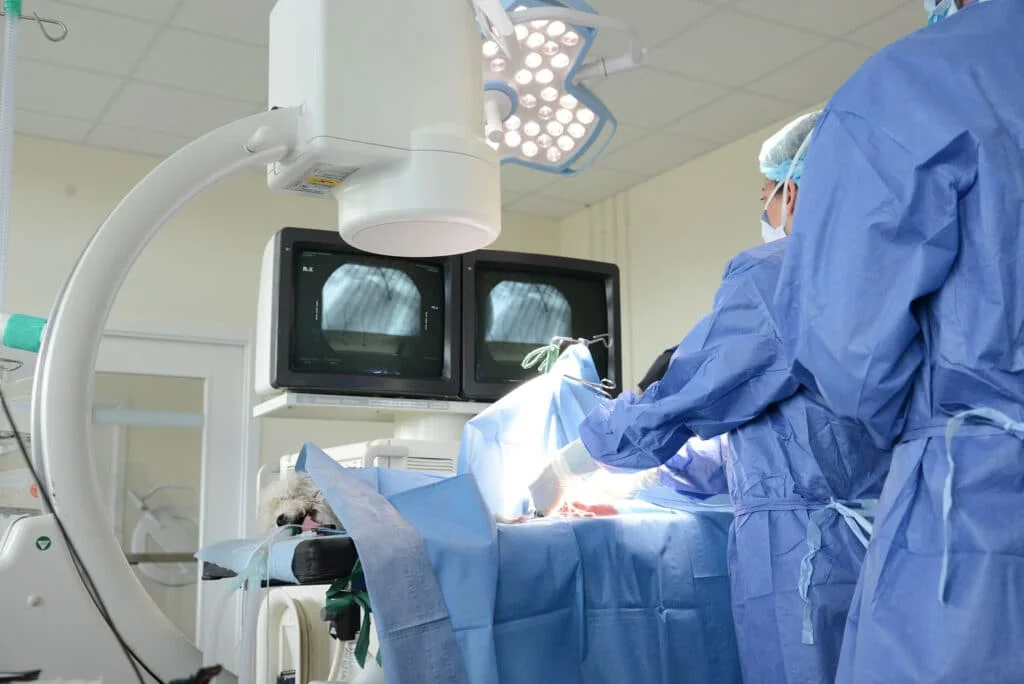 opération de chirurgie avec écrans